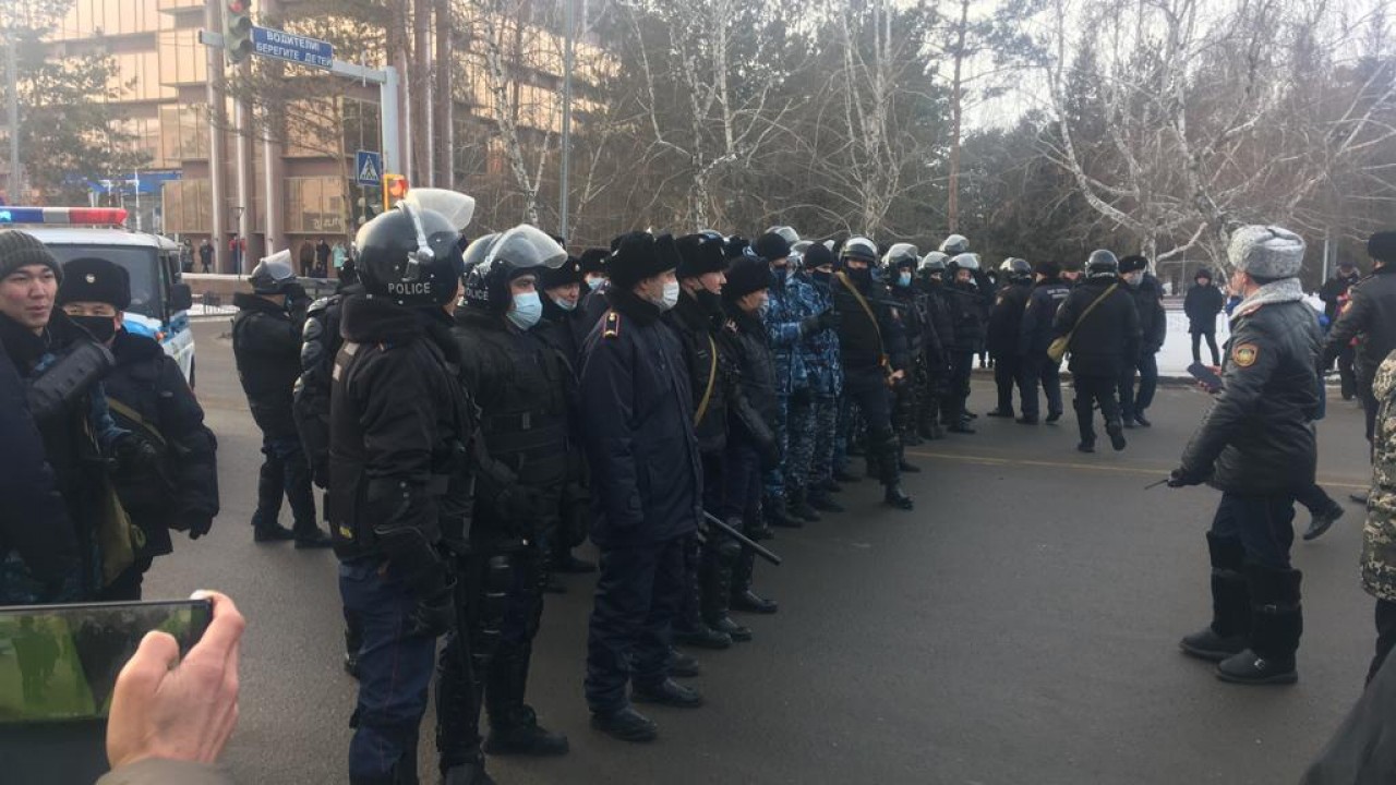 Павлодарские митингующие сдерживали провокаторов  