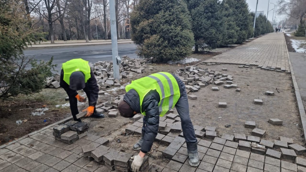 Брусчатку разобрали погромщики более чем в 2 тыс. местах в Алматы