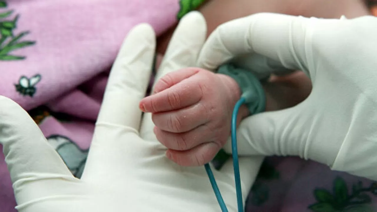 Женщина родила младенца с восемью конечностями в индийской больнице Садар  