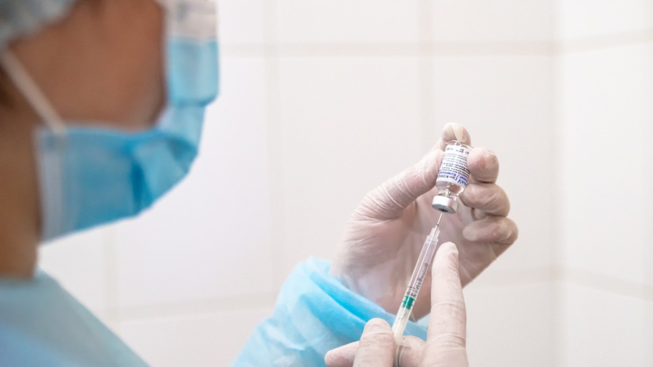 Сколько женщин и подростков привились вакциной Pfizer в Казахстане 