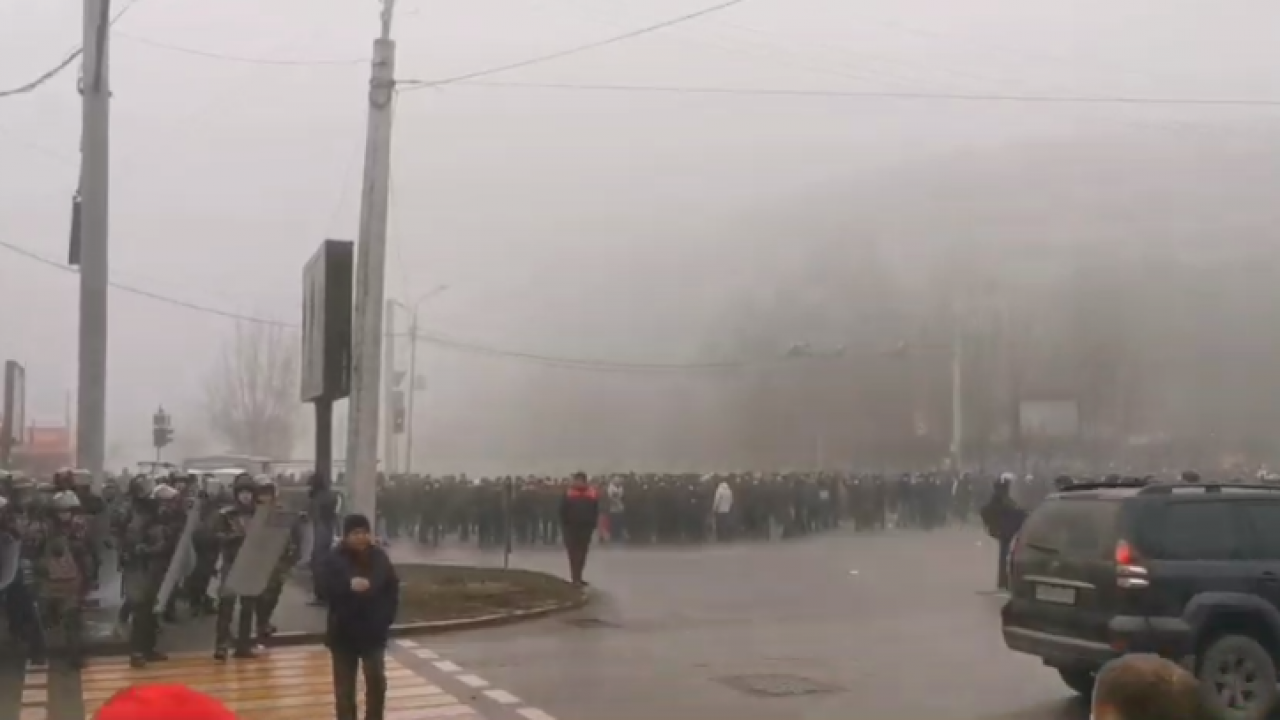 Сотни людей двигаются к центру  Алматы 