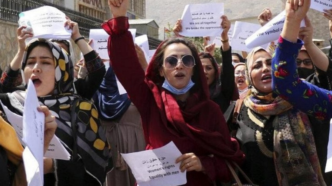 Талибы применили слезоточивый газ в ходе демонстрации женщин в Кабуле
