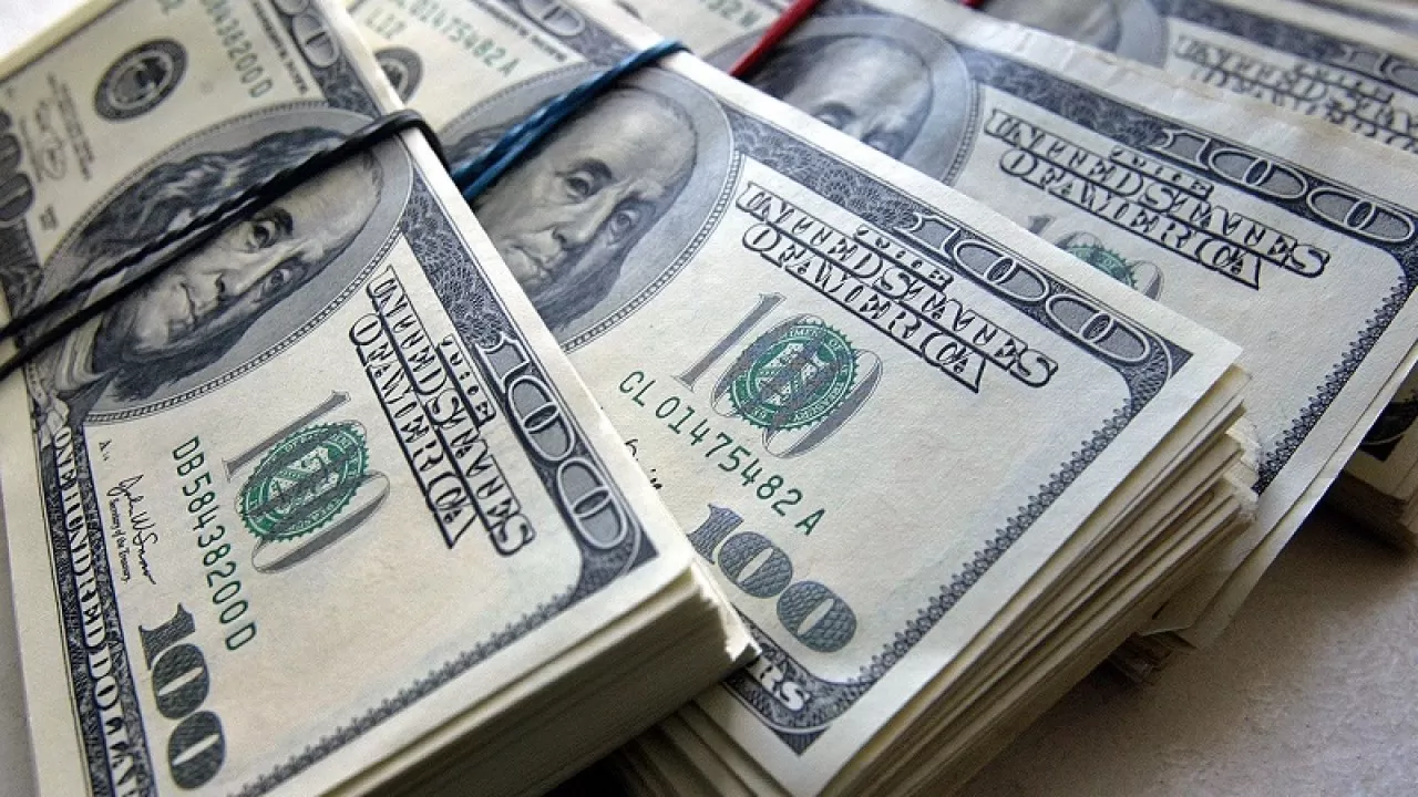 Почему доллары лучше покупать в пятницу, объяснила экономист 