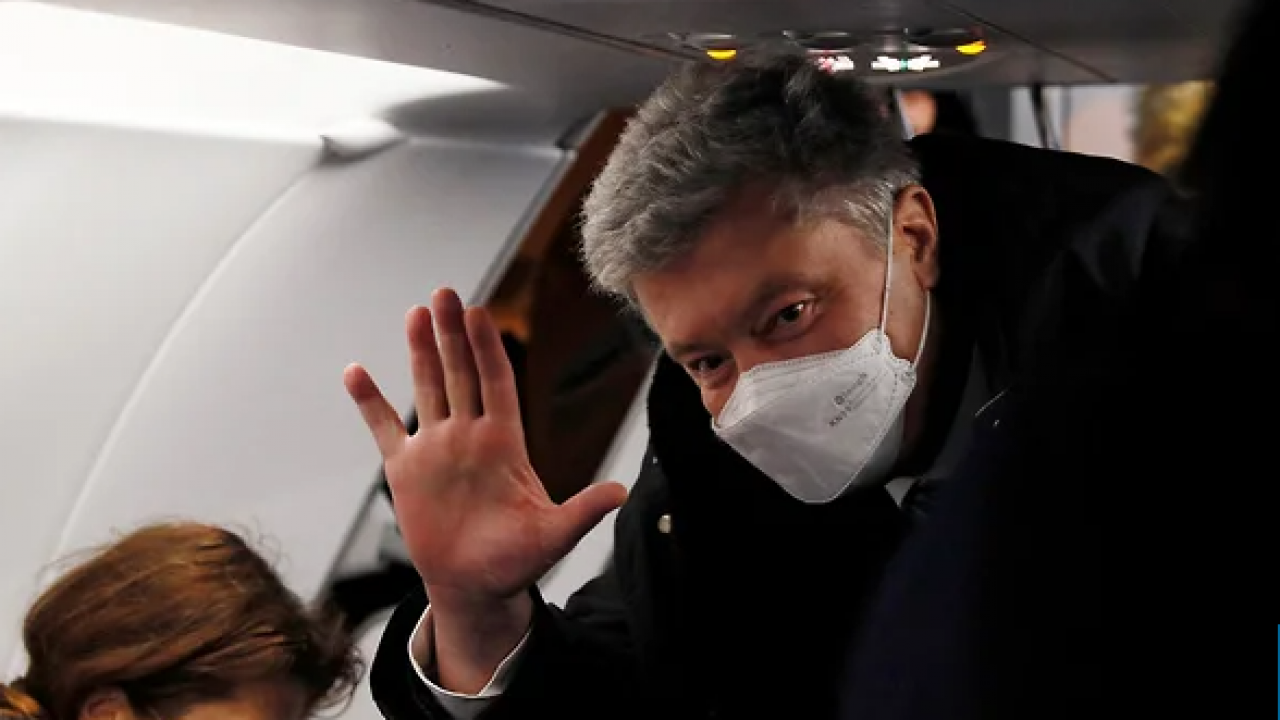 Порошенко вернулся в Украину, где его подозревают в госизмене