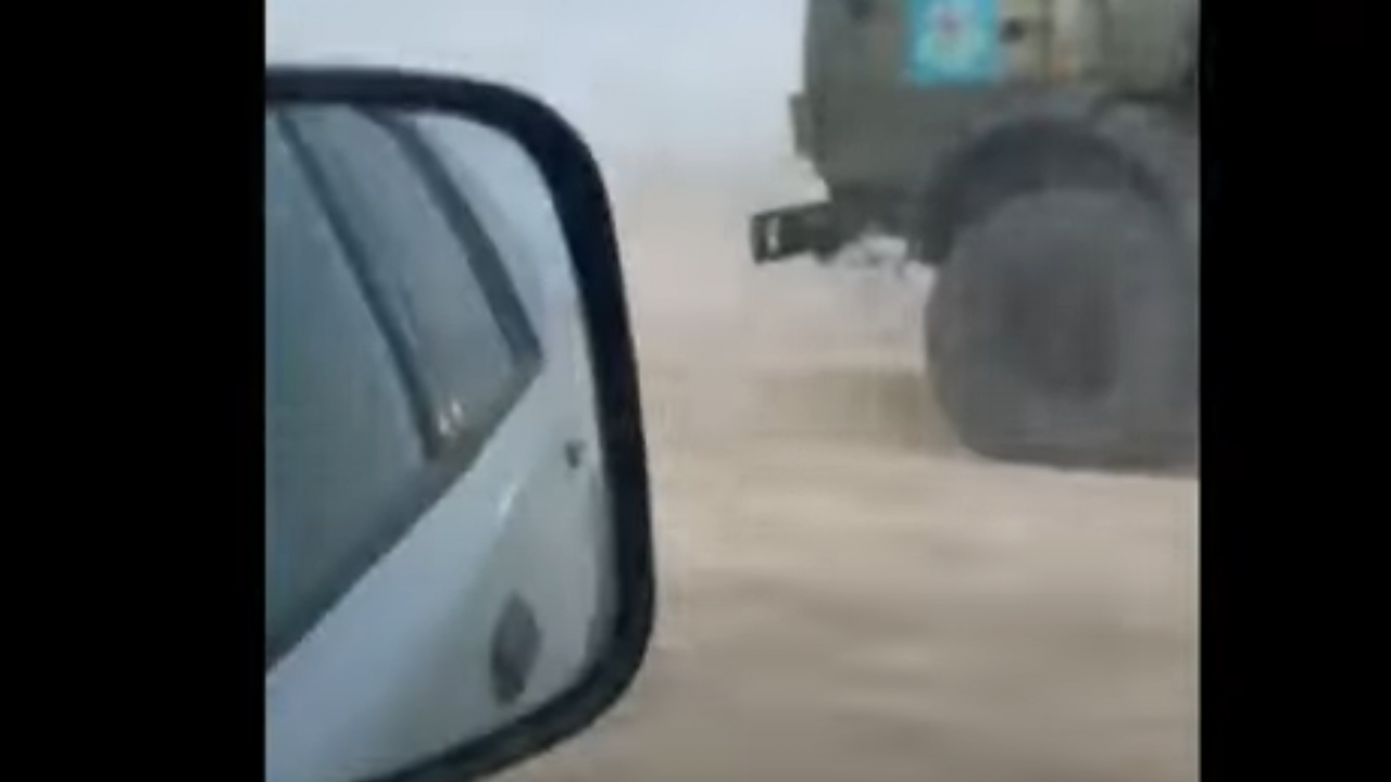 Погоню за военными грузовиками в степи устроили протестующие в Казахстане.