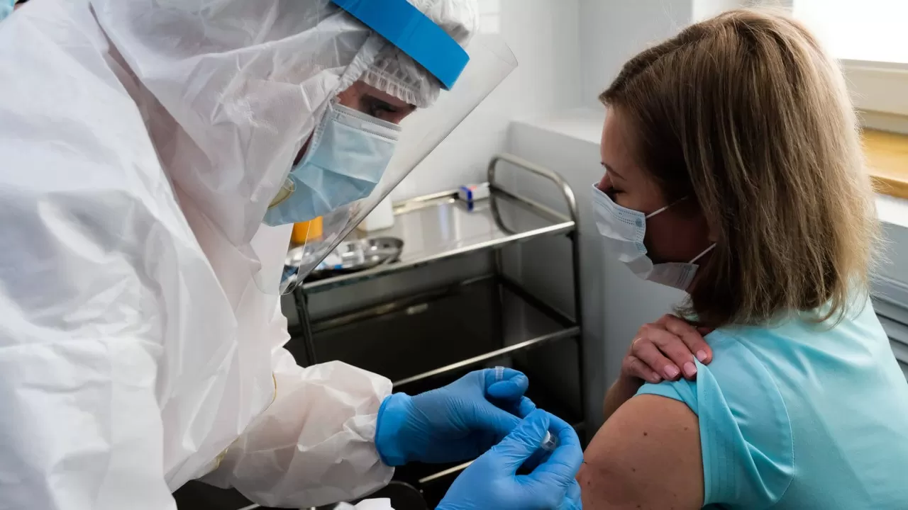 Риск фатальных последствий после вакцинации Pfizer подсчитали ученые
