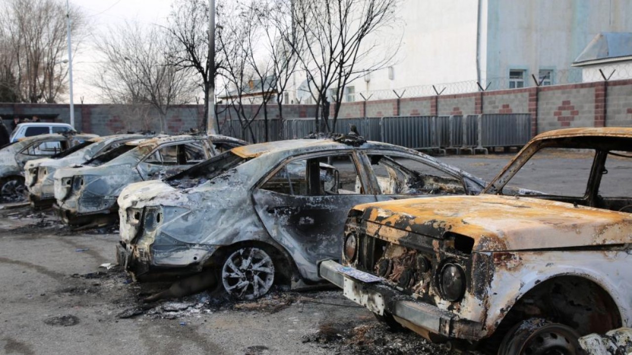 В Кызылорде сожгли 24 машины полиции