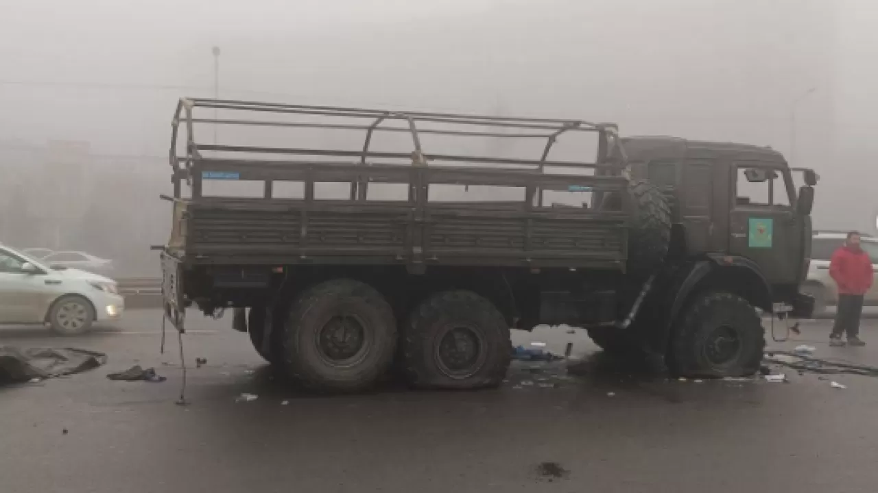 Военную технику разбивают и захватывают протестующие в Алматы