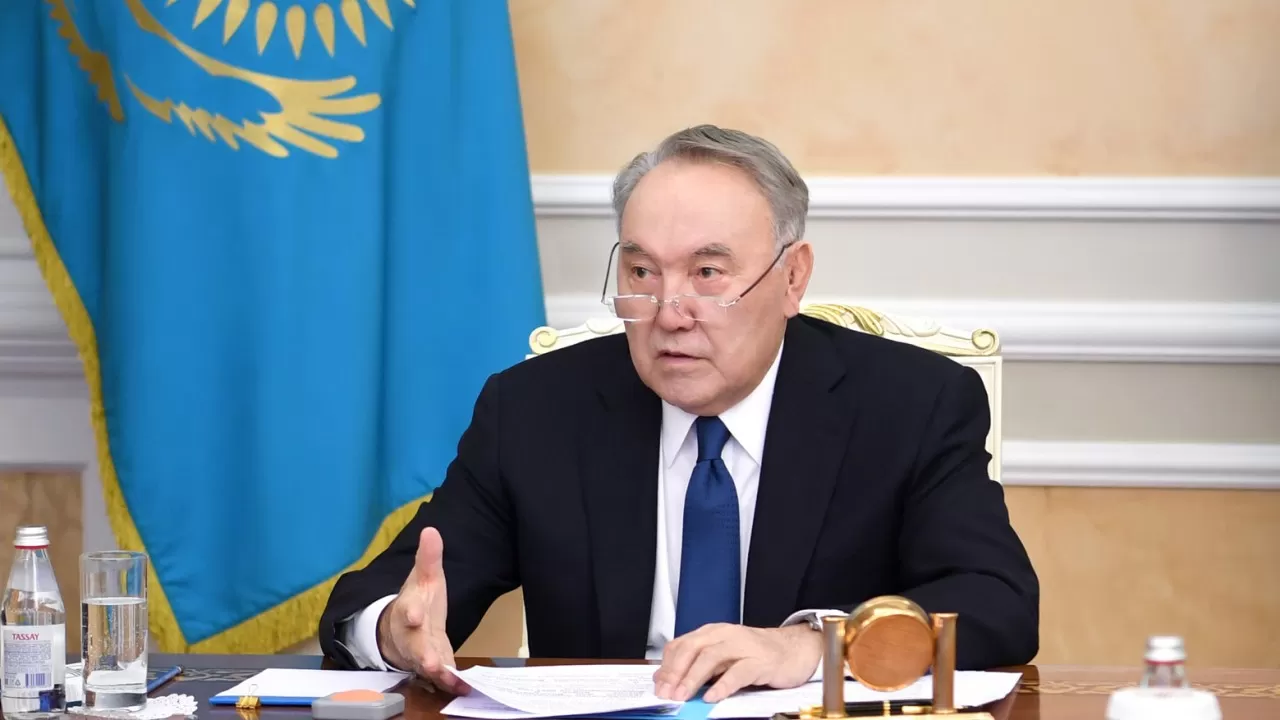 За Назарбаевым оставили право выступать на заседаниях правительства