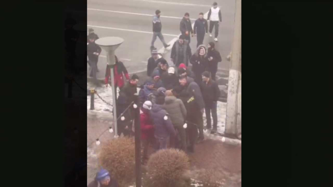 Автомат забрали митингующие у силовика в Алматы