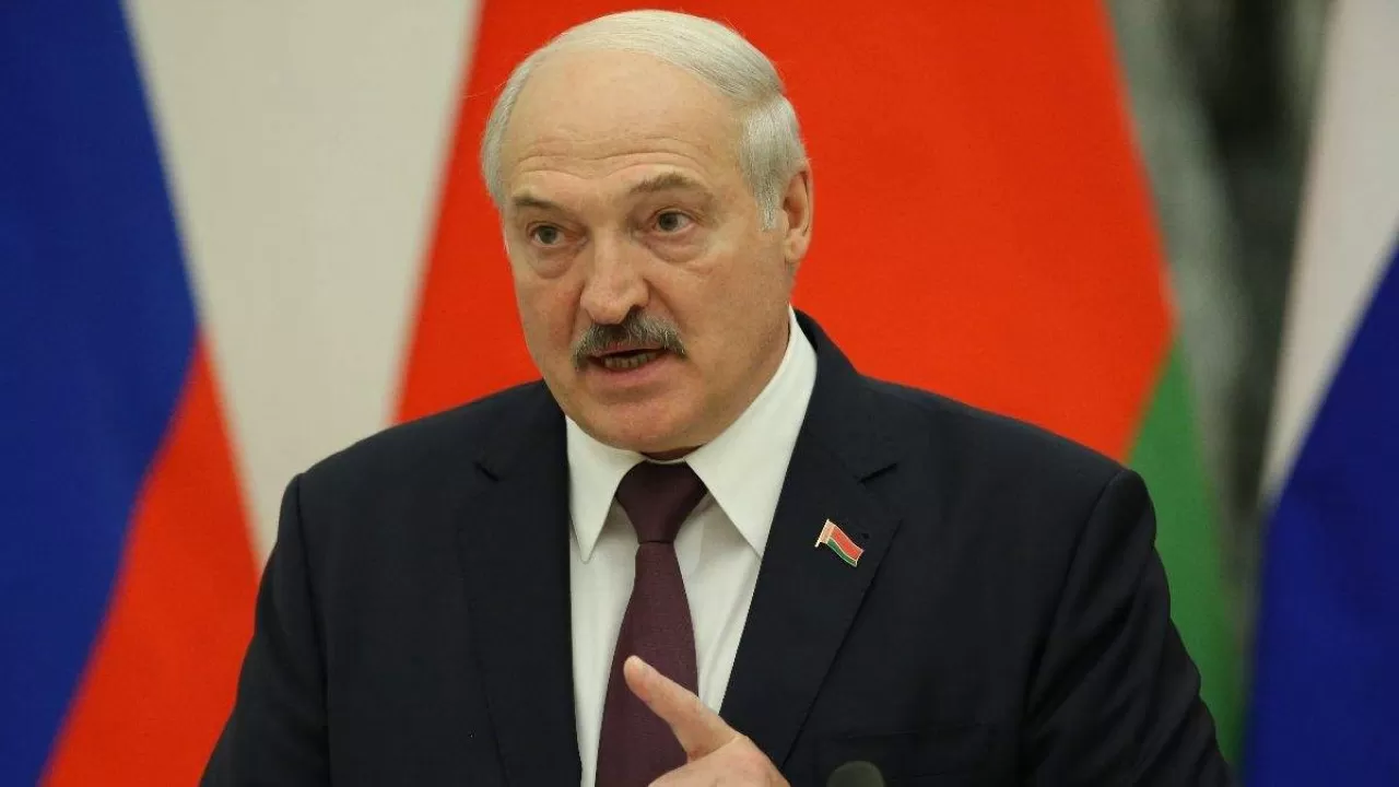 Лукашенко заявил, что перенес "Омикрон" на ногах