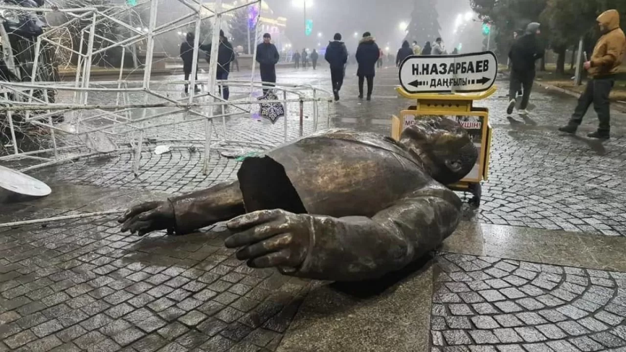 В Талдыкоргане снесли памятник Назарбаеву