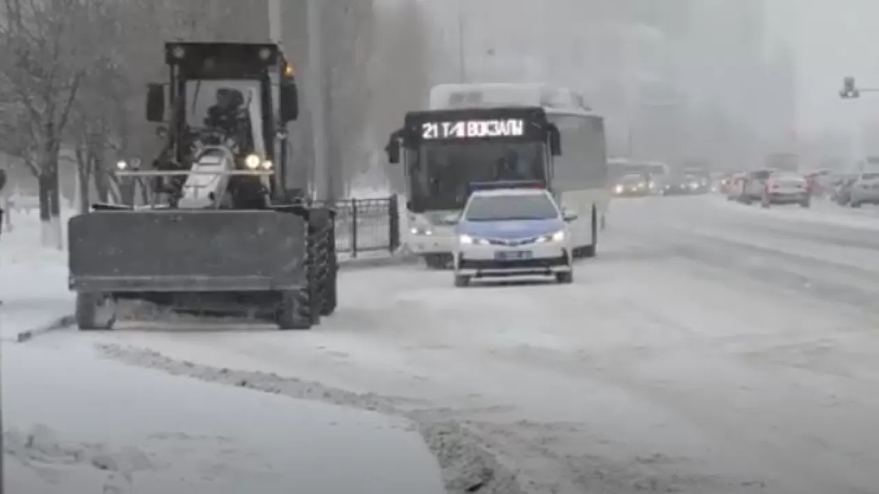 Снегопад в Нур-Султане. Полиция обратилась к водителям