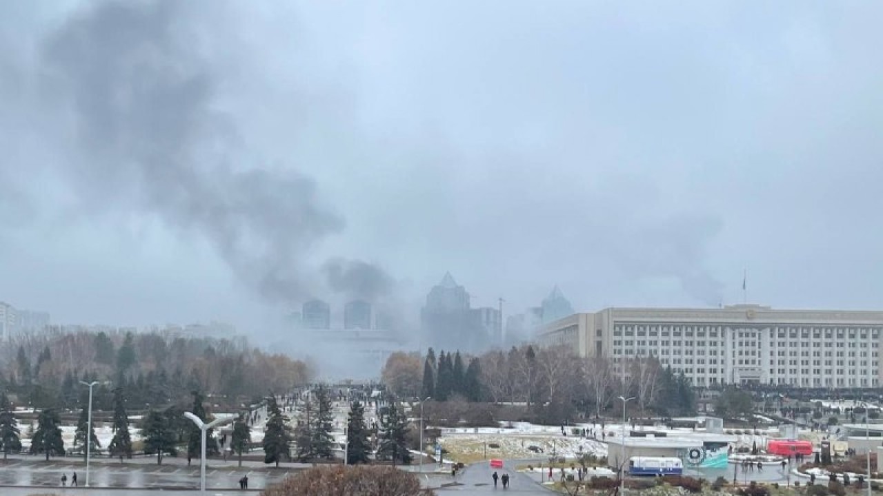 Здание акимата Алматы подожгли