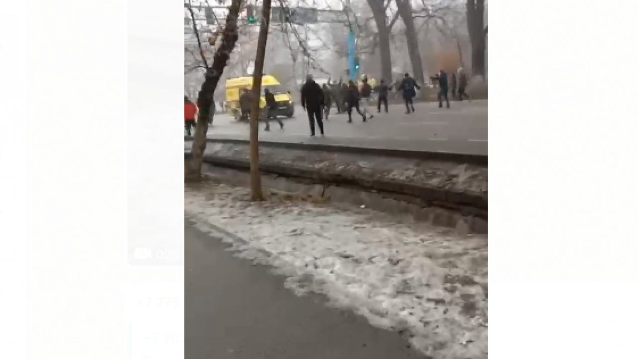 Медучреждения и машины скорой помощи громят в Алматы