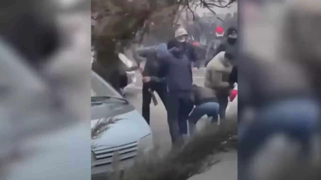 Задержаны парни, раздававшие оружие участникам погромов в Алматы