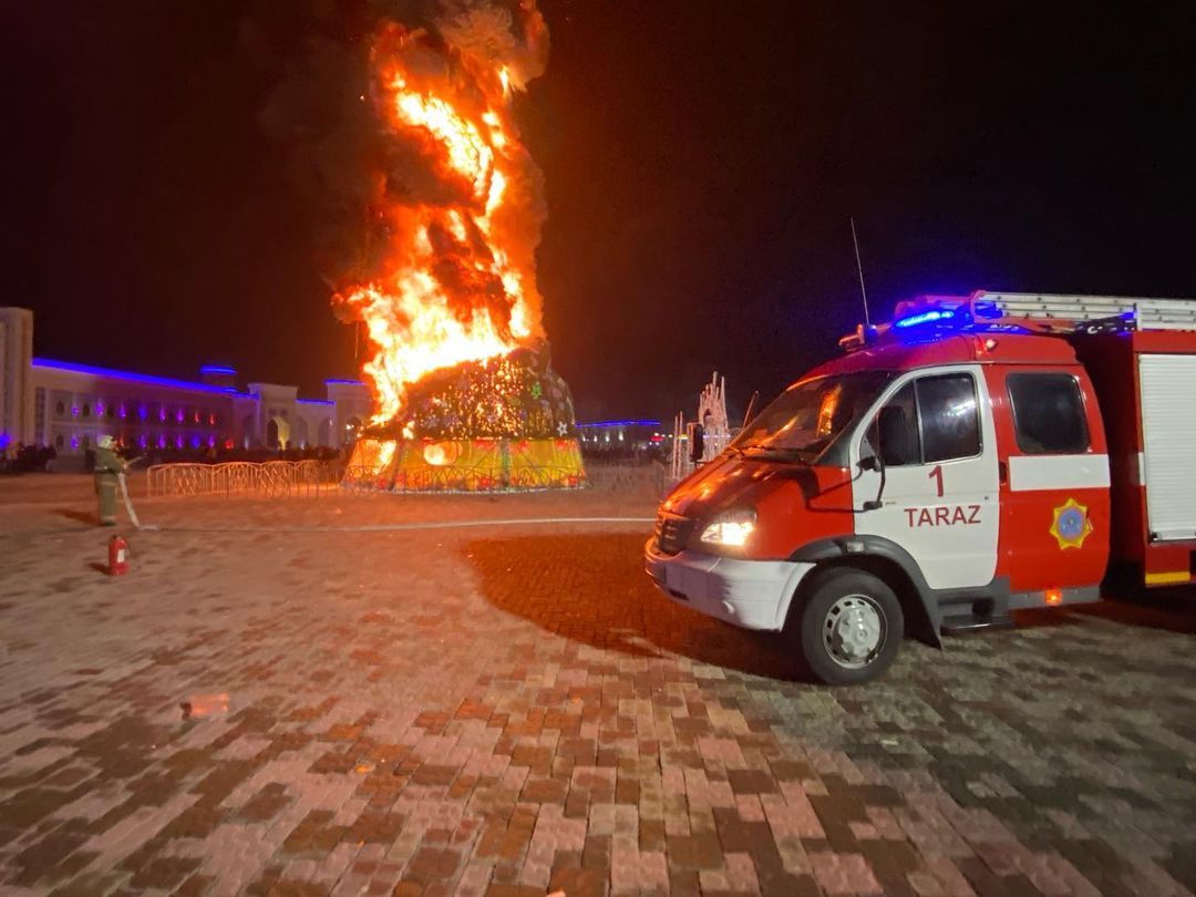 Таразда жаңа жылдық шырша өртеніп кетті