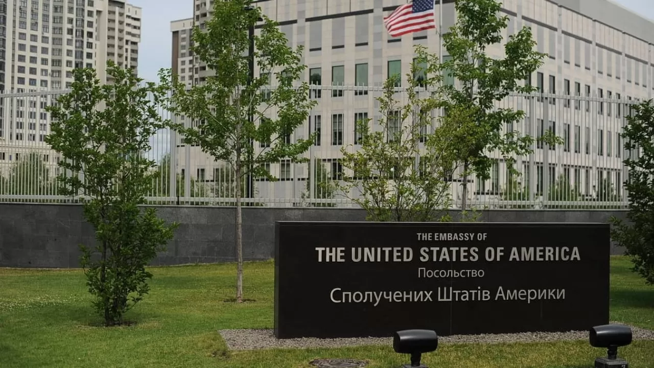 Дипломатам США разрешили покинуть Украину