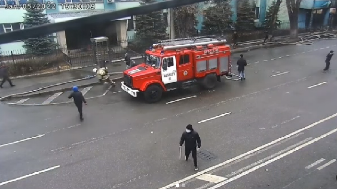 Опубликовано шокирующее видео нападения на пожарных в Алматы