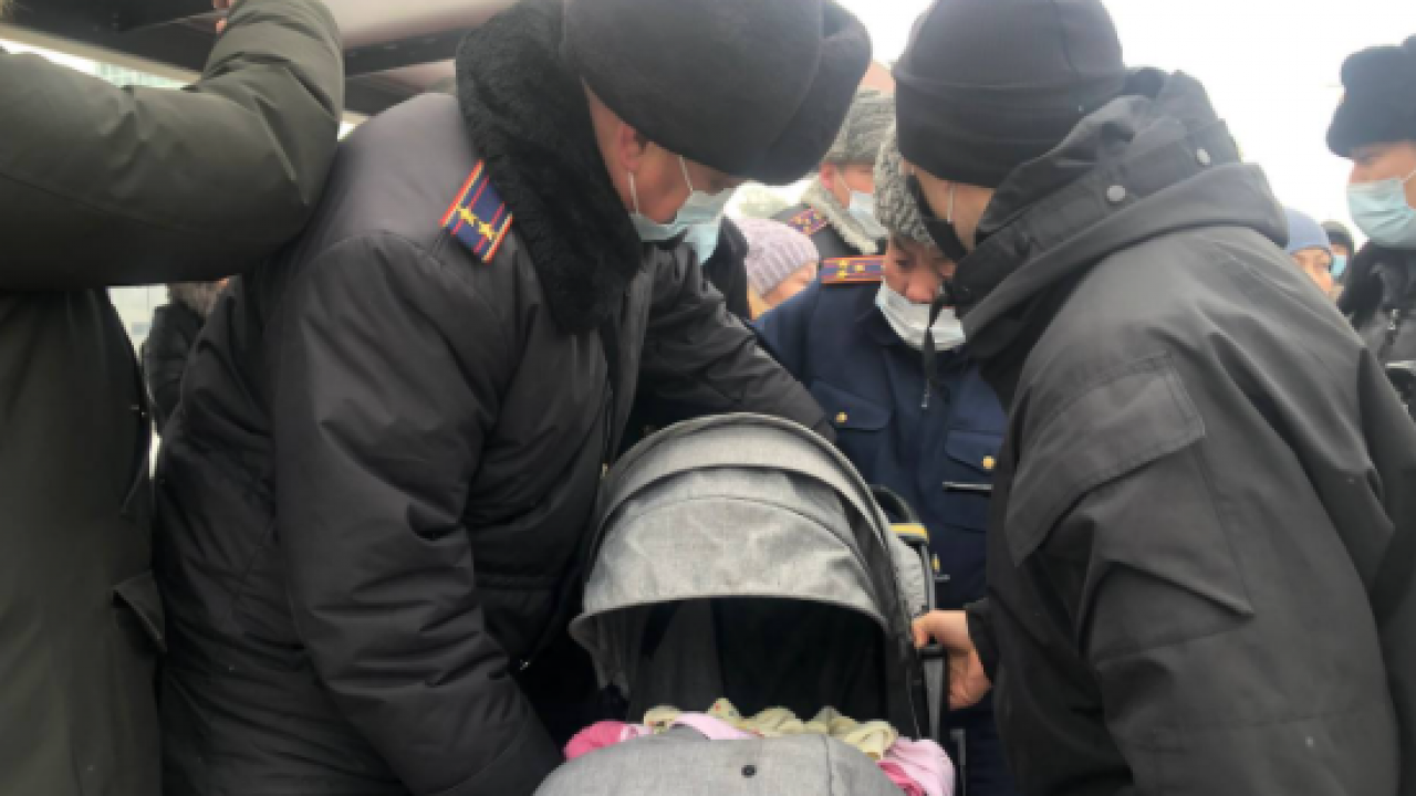 "Задержание" коляски с младенцем прокомментировали в полиции Нур-Султана