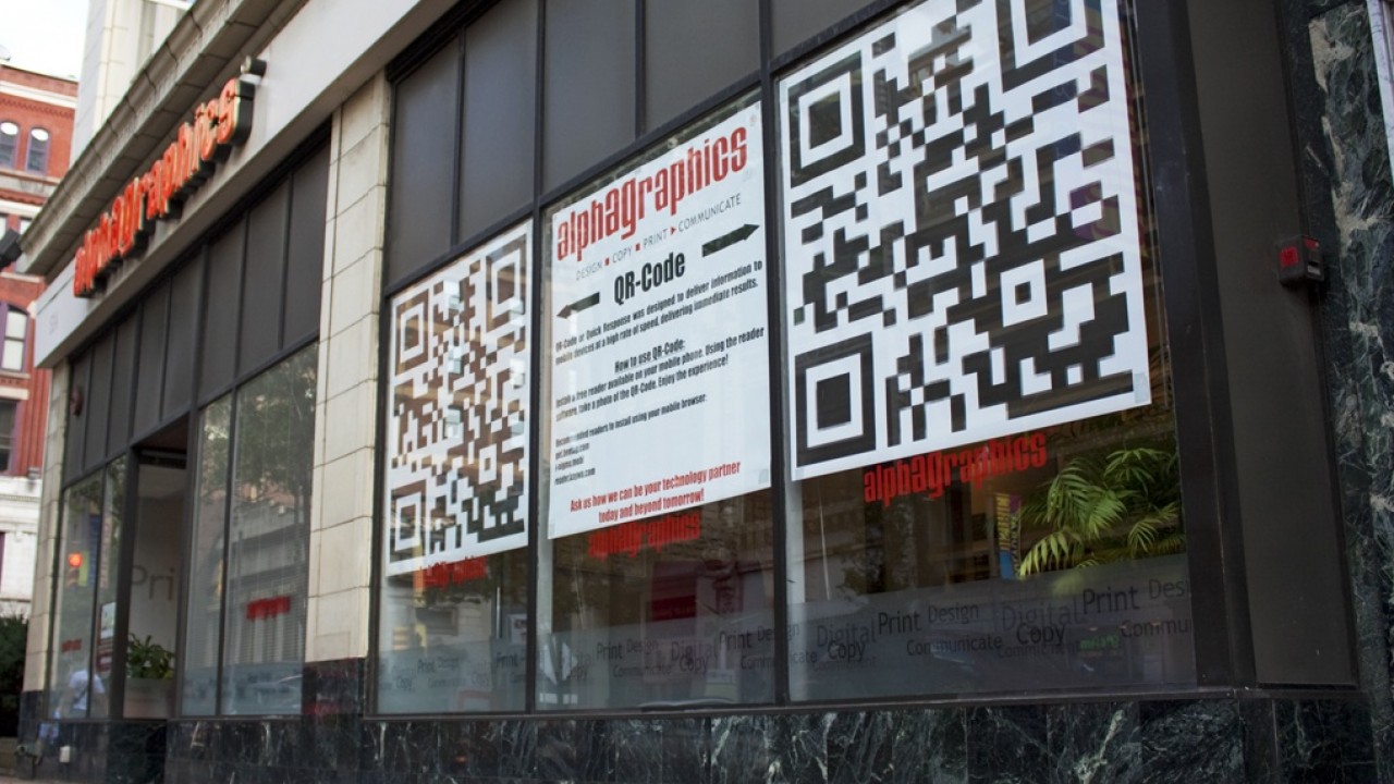 Семья подралась с охранником ТРЦ из-за QR-кода в Петербурге  