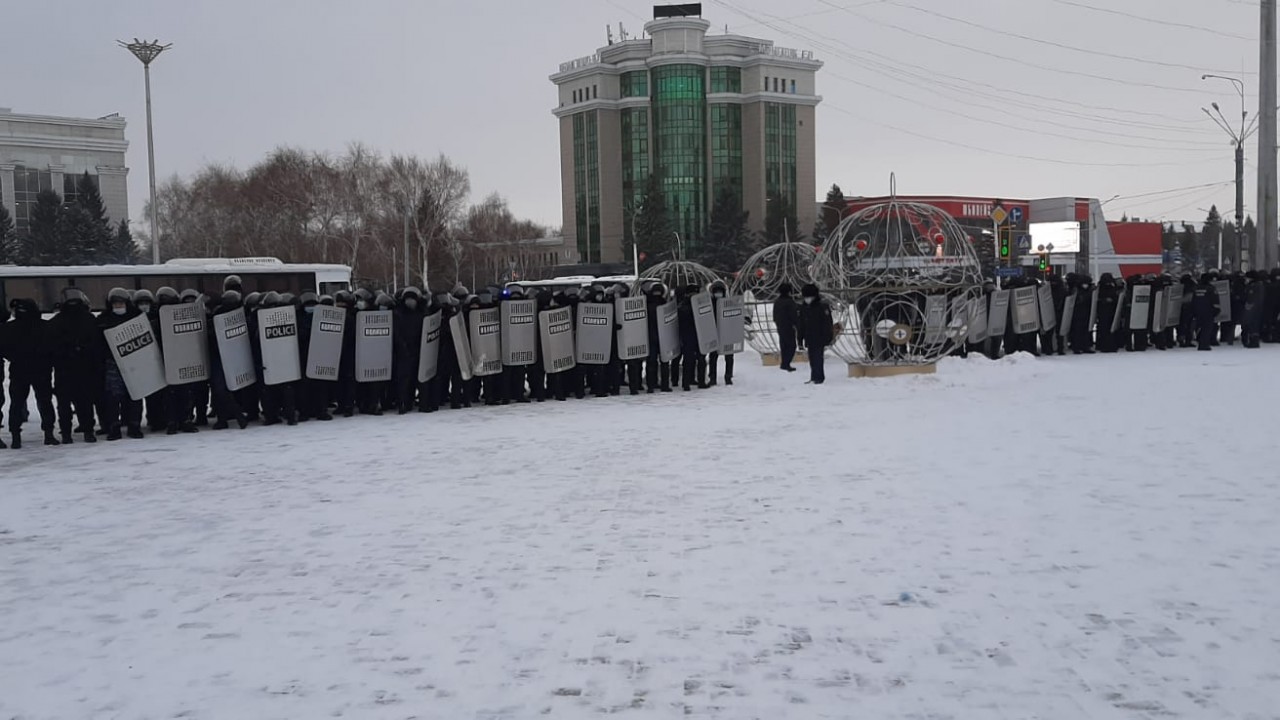 Толпа бросилась на полицейских у акимата в Усть-Каменогорске