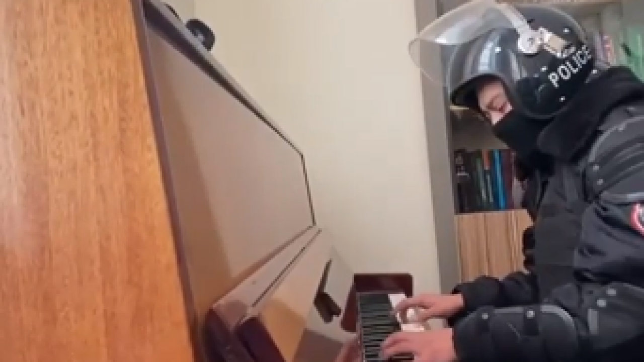 Полицейский в полном обмундировании сыграл на пианино и восхитил казахстанцев
