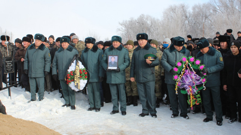 В ВКО похоронили офицера КНБ, погибшего во время беспорядков в Алматы