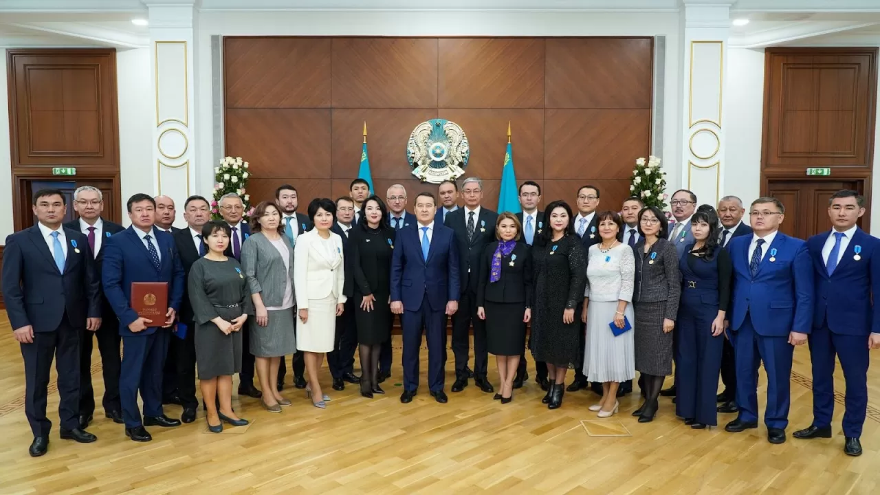 Республика күніне орай Әлихан Смайылов мемлекеттік наградалар табыстады