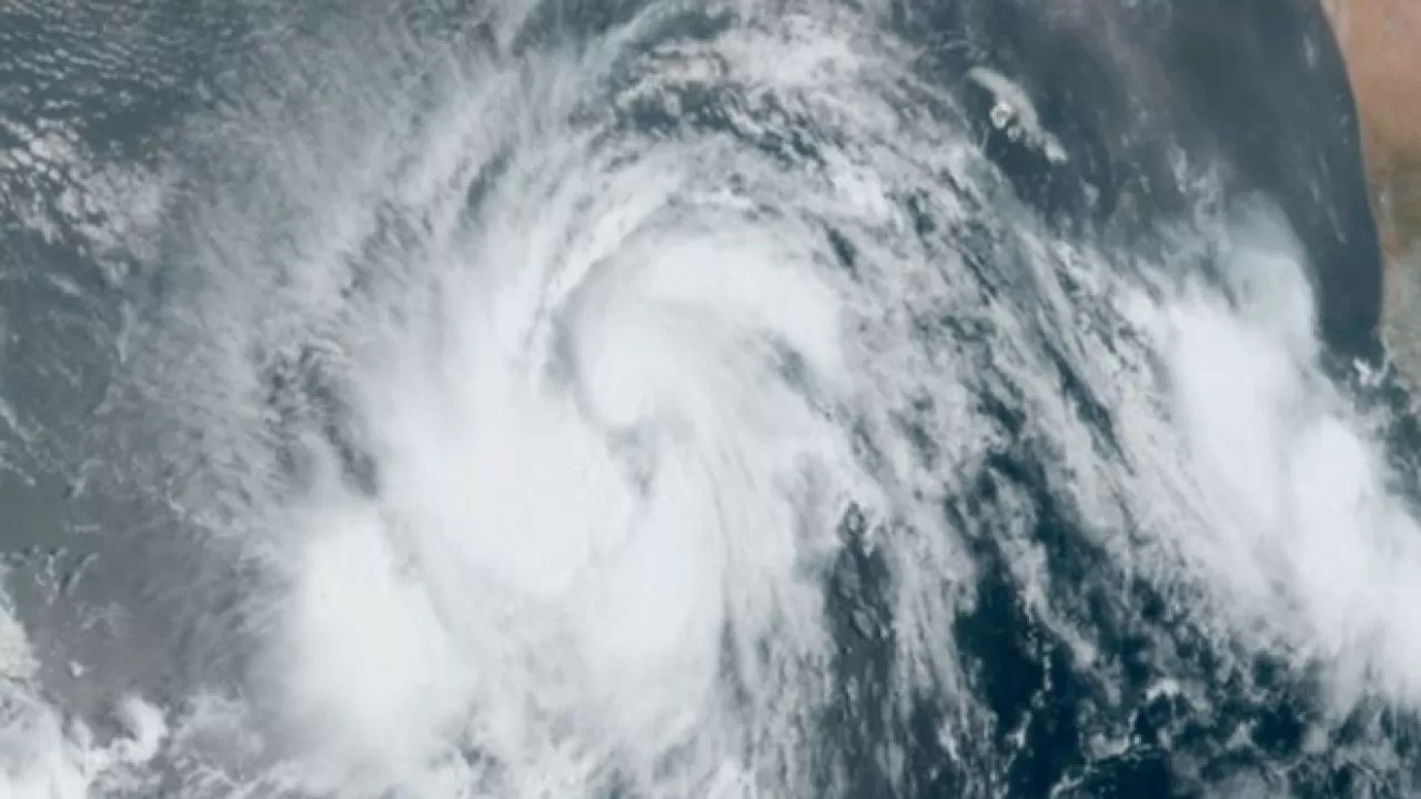 Восемь человек стали жертвами тропического шторма "Джулия" в Сальвадоре