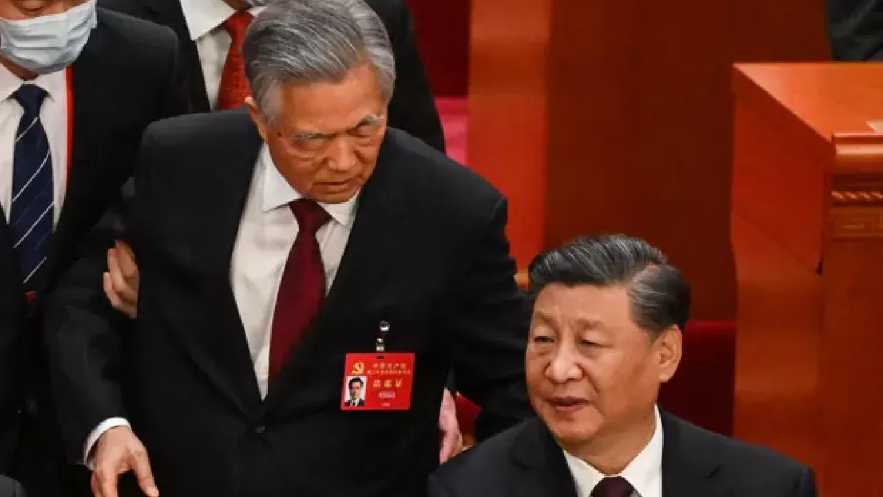 Под руки вывели из зала экс-лидера Китая Ху Цзиньтао