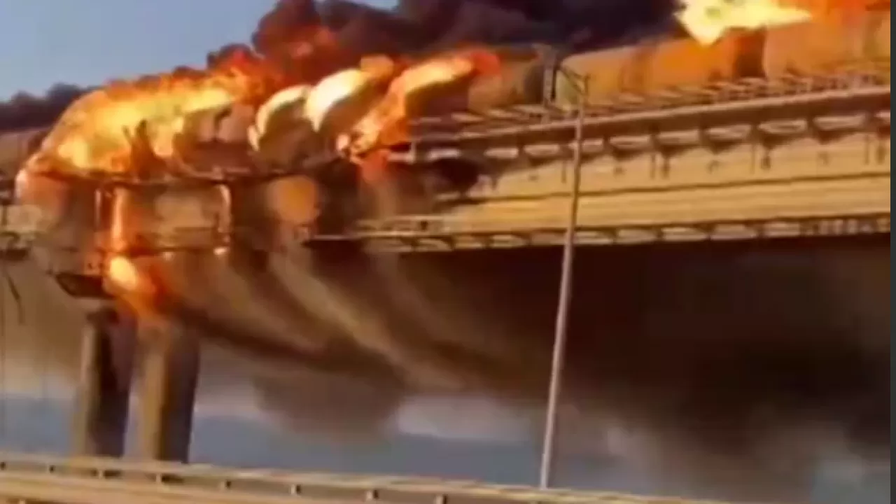 На Крымском мосту загорелись цистерны с топливом