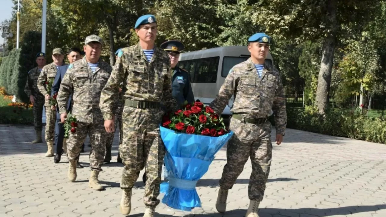 Қазақстандық әскерилер тәжік-ауған шекарасында қаза тапқан жауынгерлердің рухына тағзым етті