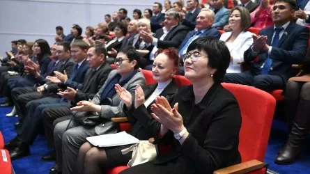 Токаев в Караганде произвел ряд награждений