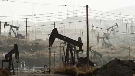 Нефть начинает новую неделю со снижения