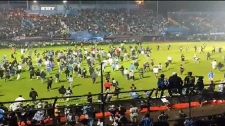 Не менее 127 человек погибли из-за беспорядков на стадионе в Индонезии