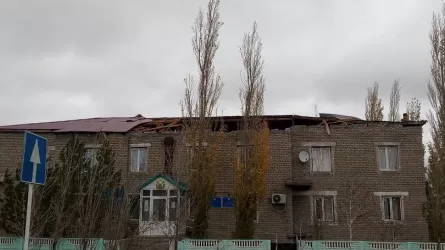 Сильный ветер срывает крыши зданий в Павлодарской области.