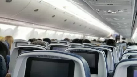 Ұшақ бортында темекі шеккен қыздарға айыппұл салынды