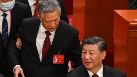 Под руки вывели из зала экс-лидера Китая Ху Цзиньтао