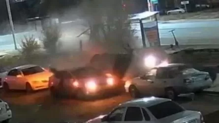 Пьяный водитель в Астане устроил "перевертыш" и врезался в припаркованные автомобили