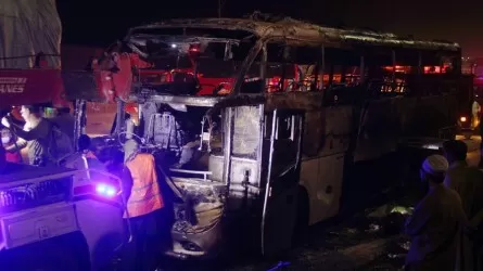 Пәкістанның Синд провинциясында автобус өртеніп, 18 адам қаза тапты