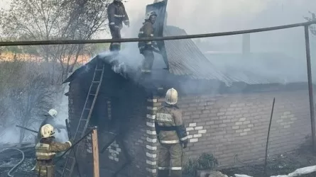 Сотрудники КНБ собрали деньги пострадавшим от пожаров в Костанайской области