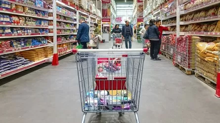 Почему алматинцы вынуждены покупать испорченные продукты