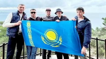  "Болашаковцы" делятся фото с флагом РК из разных стран мира