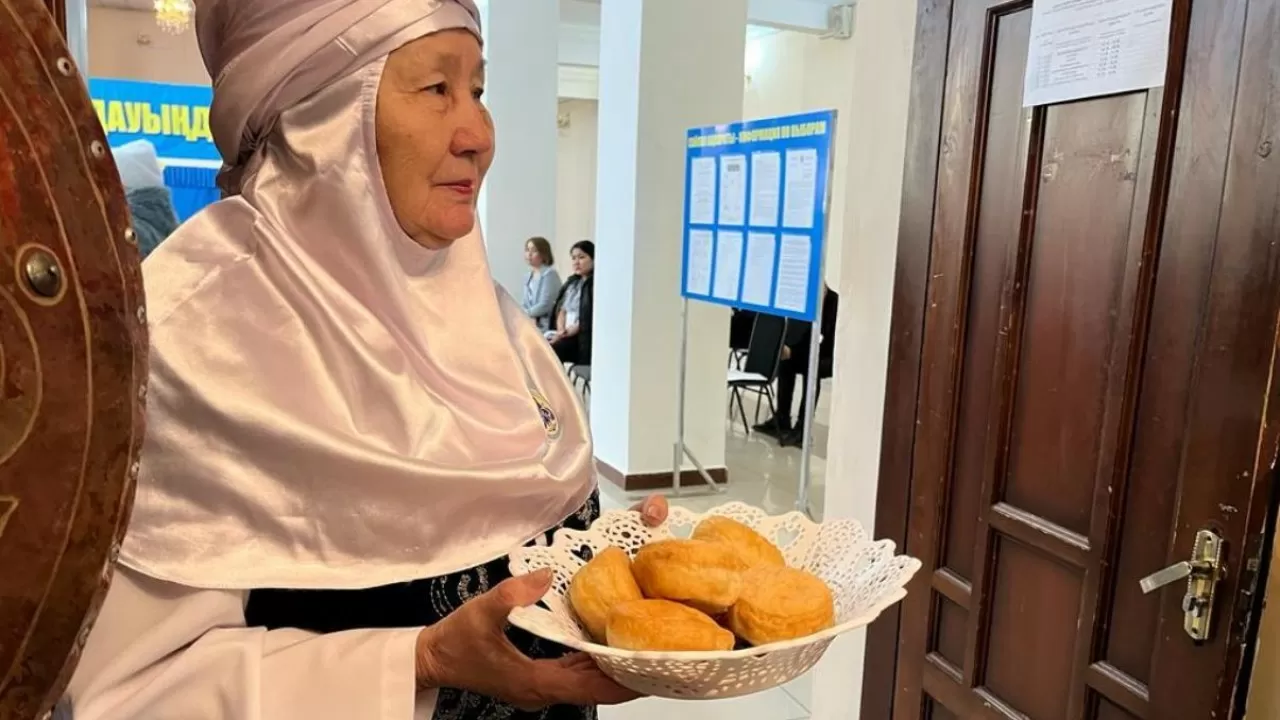 Семейдегі сайлау учаскесінде әжелер бауырсақ таратты