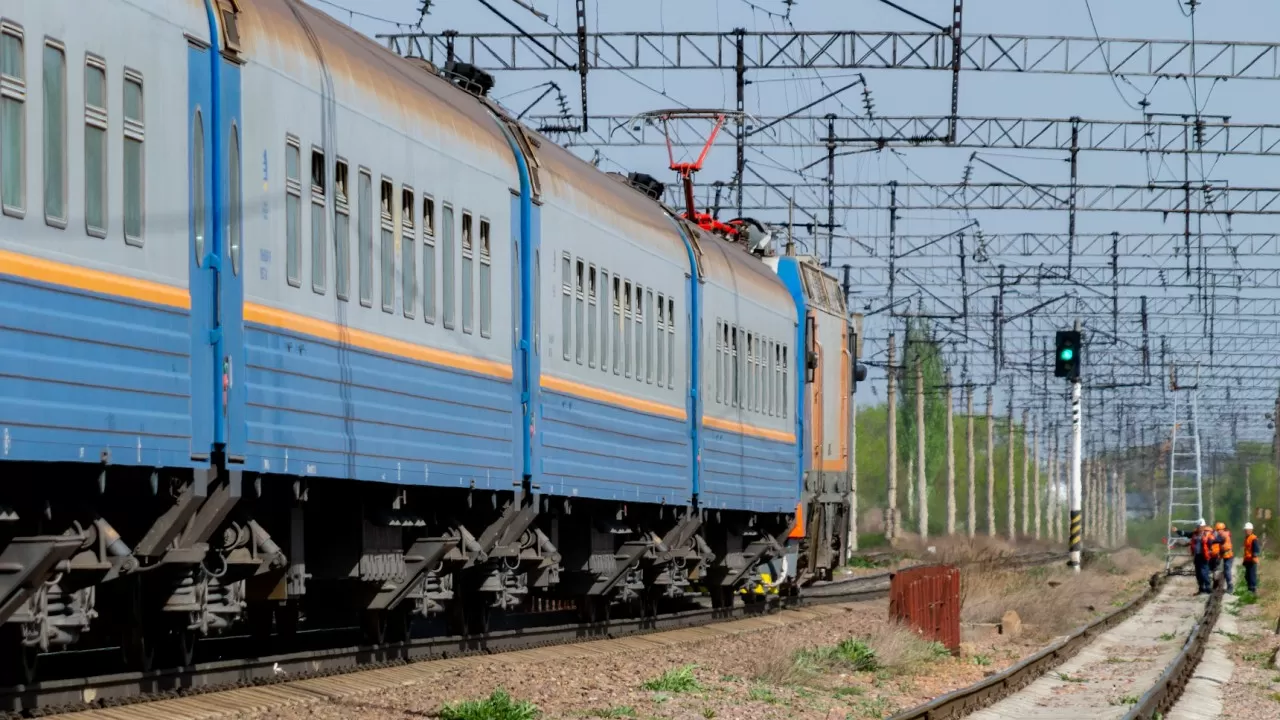 Порожний контейнер стал причиной семичасовой задержки поездов в Жамбылской области. 