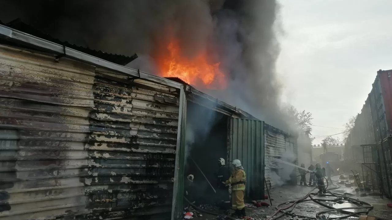 Барахолкадағы өртті сөндіруге куәгерлер кедергі келтіріп жатыр