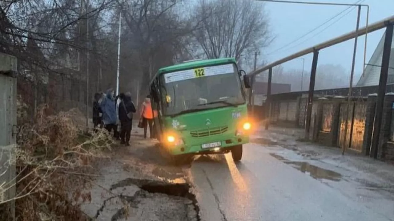 В Алматы прямо на дороге провалился маршрутный автобус