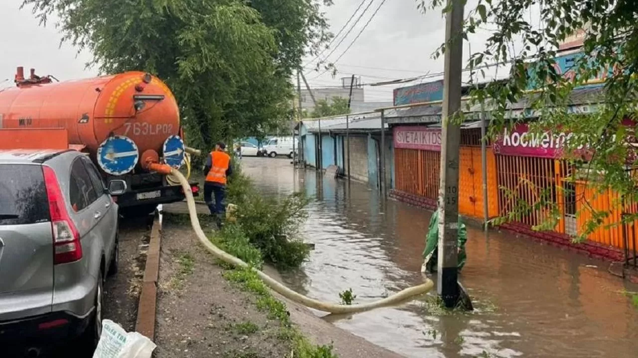 В одном из районов Алматы ликвидируют 12 участков подтопления