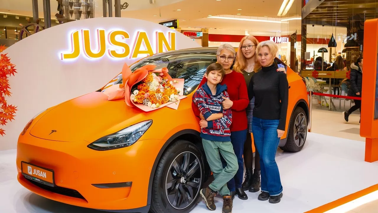 Алматы тұрғыны Jusan Bank ұйымдастырған акциядан Tesla көлігін жеңіп алды